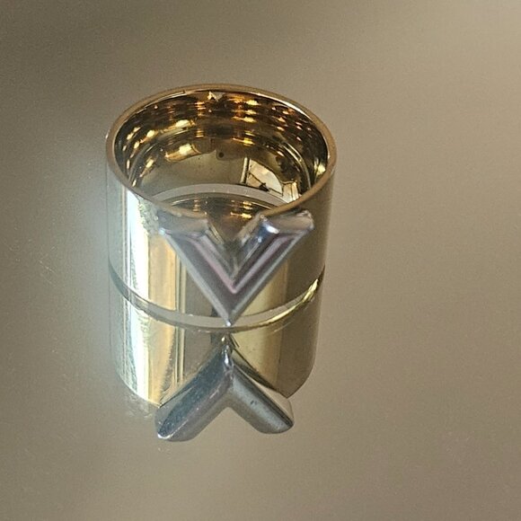 Louis Vuitton Essential V Ring - Picture 5 of 5